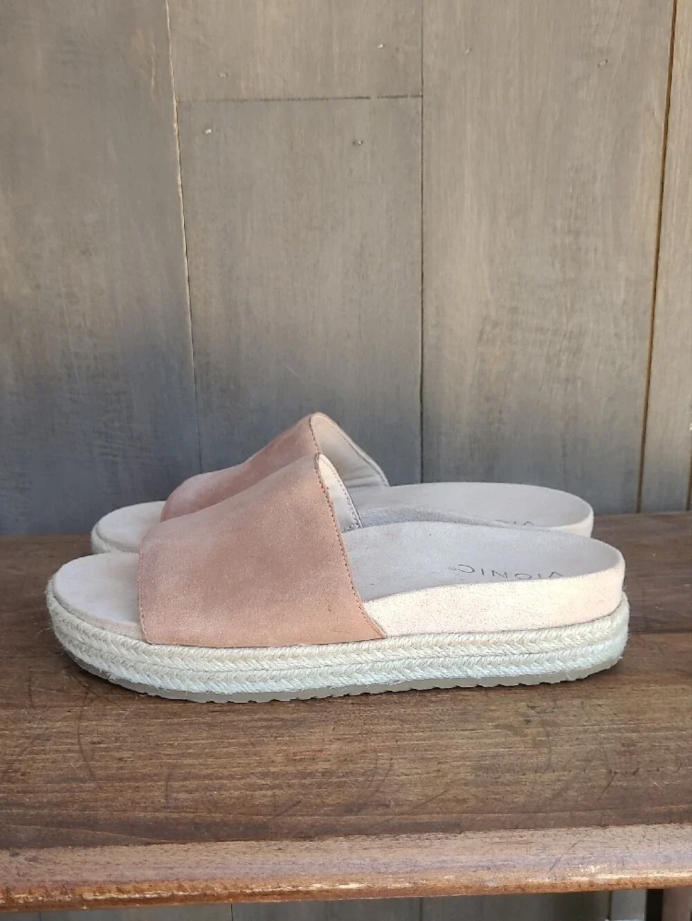 EUC Vionic Yamina Sandal Women's sz 7.5 Tan Suede Large Strap Platform Sandal